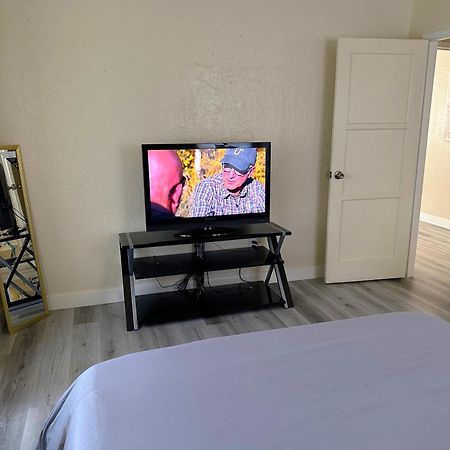 Entire Lovely 3-Bedroom Home W Yard, Parking Chula Vista Buitenkant foto